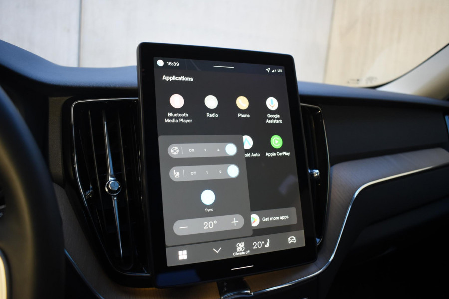 Volvo XC60 T6 350PK Automaat Plug-in Hybrid AWD Plus Dark / Navigatie / Adaptieve Cruisecontrol / Head Up-Display / Panorama dak / Leder / Elektrische stoelen / 360 Camera / Trekhaak /