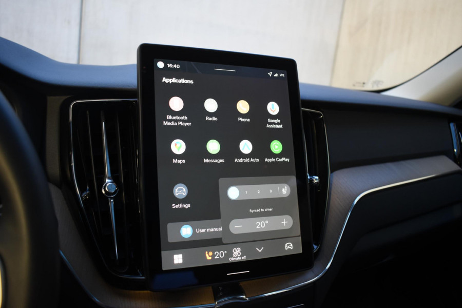 Volvo XC60 T6 350PK Automaat Plug-in Hybrid AWD Plus Dark / Navigatie / Adaptieve Cruisecontrol / Head Up-Display / Panorama dak / Leder / Elektrische stoelen / 360 Camera / Trekhaak /