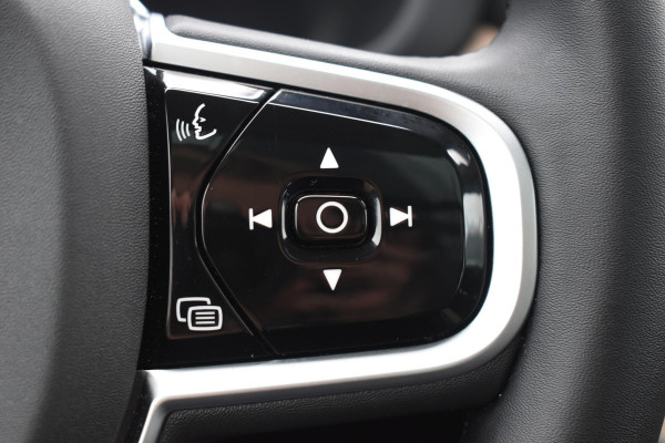Volvo XC60 T6 350PK Automaat Plug-in Hybrid AWD Plus Dark / Navigatie / Adaptieve Cruisecontrol / Head Up-Display / Panorama dak / Leder / Elektrische stoelen / 360 Camera / Trekhaak /