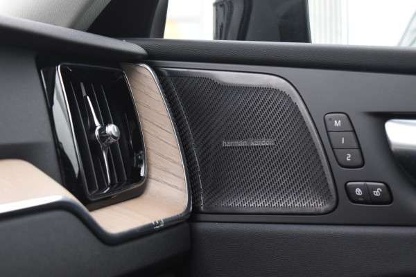 Volvo XC60 T6 350PK Automaat Plug-in Hybrid AWD Plus Dark / Navigatie / Adaptieve Cruisecontrol / Head Up-Display / Panorama dak / Leder / Elektrische stoelen / 360 Camera / Trekhaak /