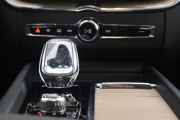 Volvo XC60 T6 350PK Automaat Plug-in Hybrid AWD Plus Dark / Navigatie / Adaptieve Cruisecontrol / Head Up-Display / Panorama dak / Leder / Elektrische stoelen / 360 Camera / Trekhaak /