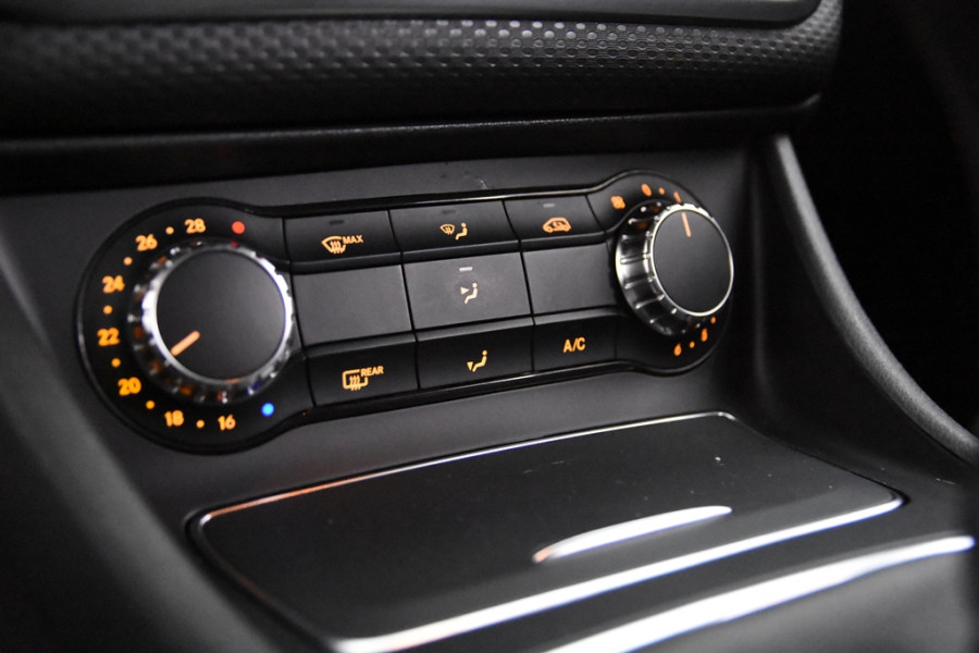 Mercedes-Benz A-Klasse 180 AMG-Line Ambiente *Navi*Stoelverwarming*