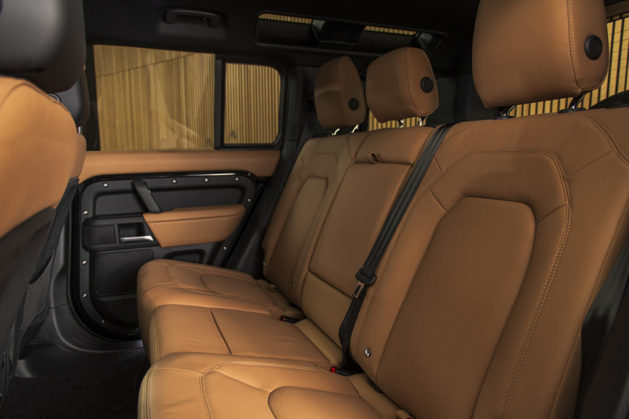 Land Rover Defender 110 2.0 P300e 110 X-Dynamic HSE BRUIN LEDER-22"-HUD-PANO-MERIDIAN