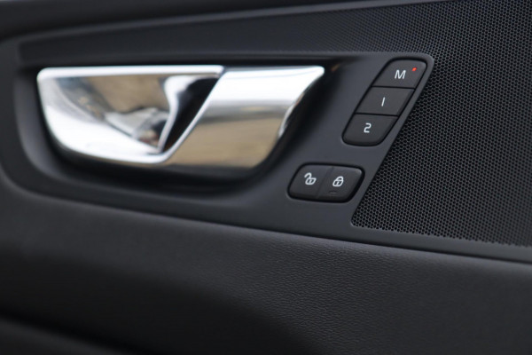 Volvo XC60 2.0 T8 Twin Engine AWD Inscription / PANODAK / HUD / KEYLESS / 2X MEMORY / CAMERA