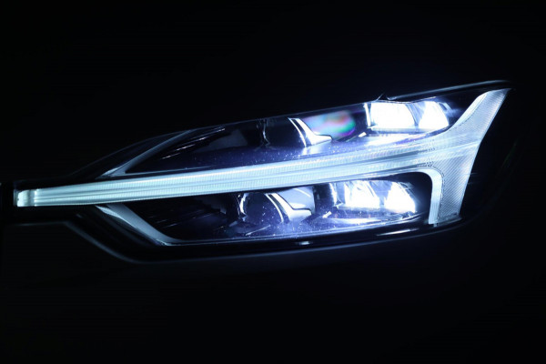 Volvo XC60 2.0 T8 Twin Engine AWD Inscription / PANODAK / HUD / KEYLESS / 2X MEMORY / CAMERA