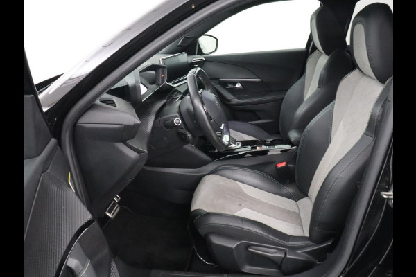 Peugeot e-2008 EV GT 50 kWh | Panoramadak | Stoelverwarming | Adaptive cruise | Leder/Alcantara | Carplay | 18'' | Camera | Navigatie | Dodehoek detectie