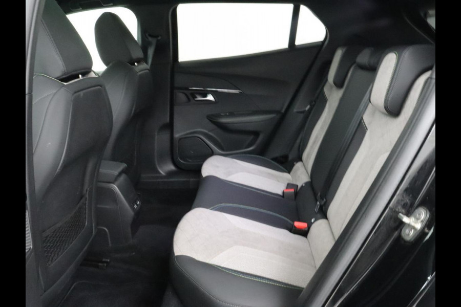 Peugeot e-2008 EV GT 50 kWh | Panoramadak | Stoelverwarming | Adaptive cruise | Leder/Alcantara | Carplay | 18'' | Camera | Navigatie | Dodehoek detectie