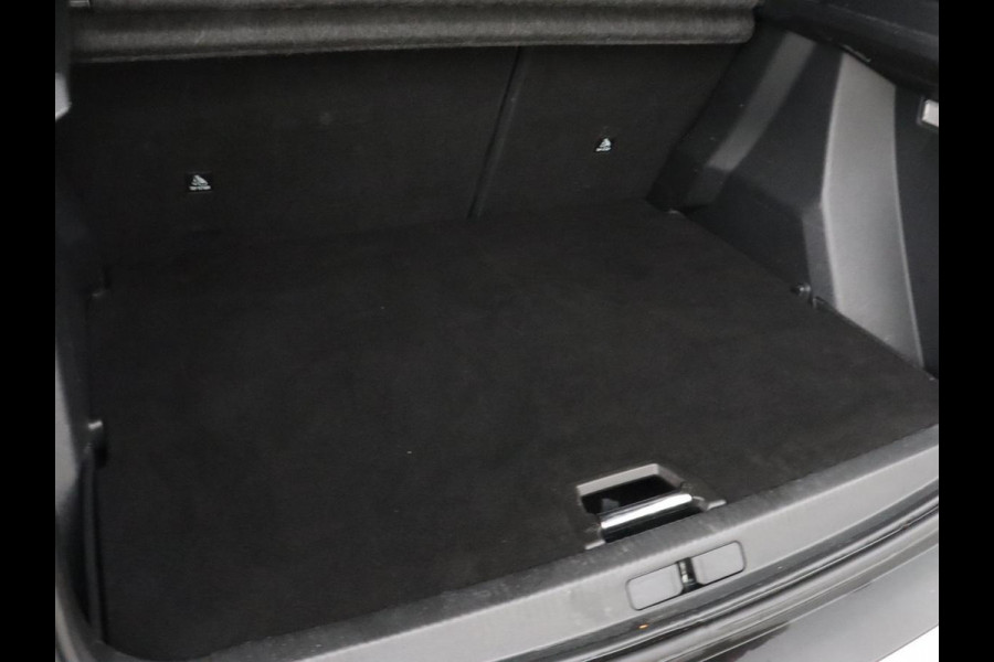 Peugeot e-2008 EV GT 50 kWh | Panoramadak | Stoelverwarming | Adaptive cruise | Leder/Alcantara | Carplay | 18'' | Camera | Navigatie | Dodehoek detectie