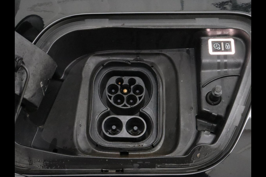 Peugeot e-2008 EV GT 50 kWh | Panoramadak | Stoelverwarming | Adaptive cruise | Leder/Alcantara | Carplay | 18'' | Camera | Navigatie | Dodehoek detectie