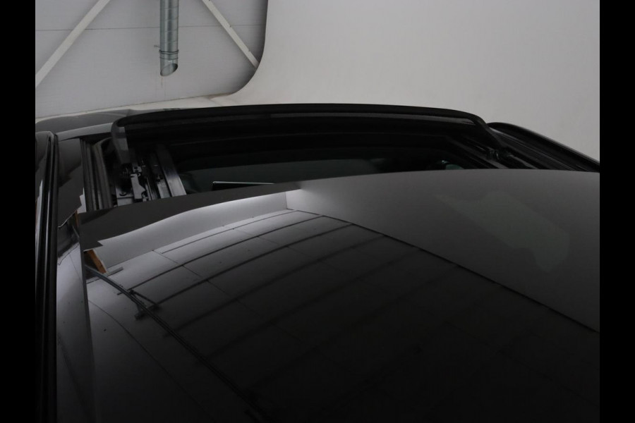 Peugeot e-2008 EV GT 50 kWh | Panoramadak | Stoelverwarming | Adaptive cruise | Leder/Alcantara | Carplay | 18'' | Camera | Navigatie | Dodehoek detectie