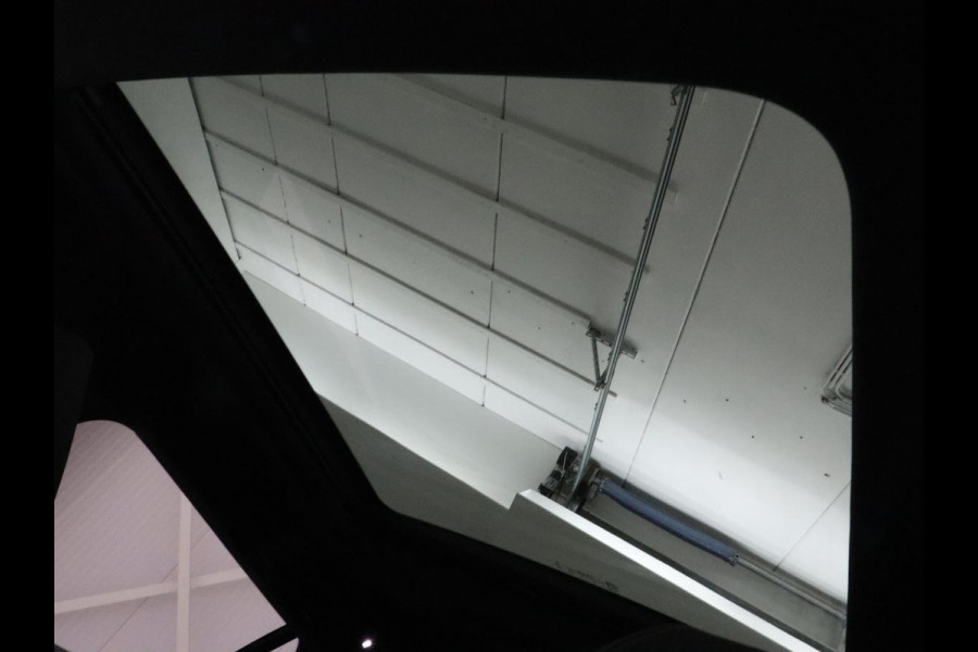 Peugeot e-2008 EV GT 50 kWh | Panoramadak | Stoelverwarming | Adaptive cruise | Leder/Alcantara | Carplay | 18'' | Camera | Navigatie | Dodehoek detectie