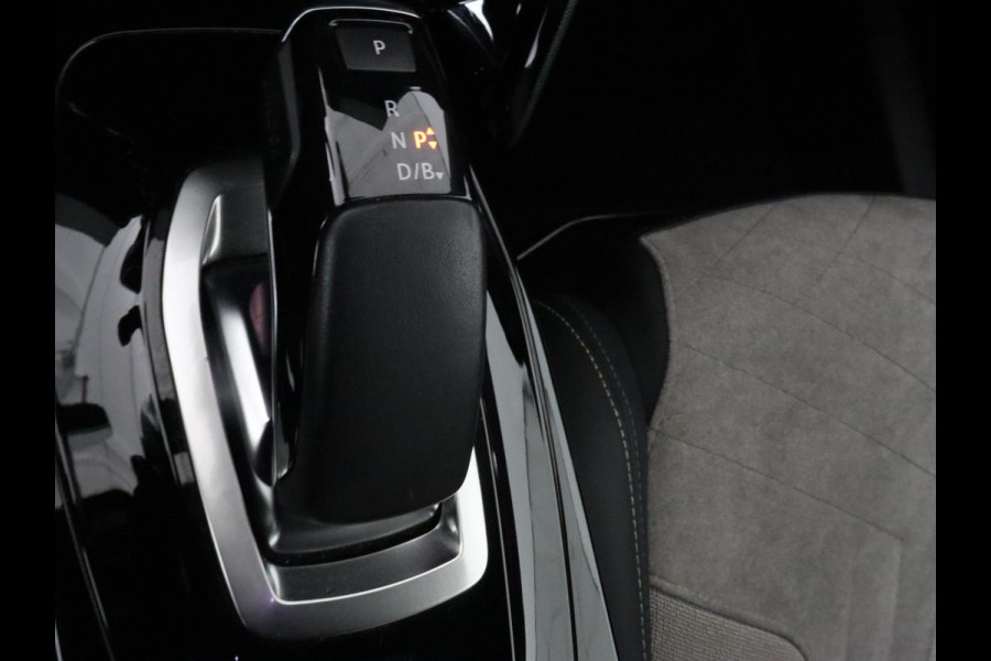 Peugeot e-2008 EV GT 50 kWh | Panoramadak | Stoelverwarming | Adaptive cruise | Leder/Alcantara | Carplay | 18'' | Camera | Navigatie | Dodehoek detectie