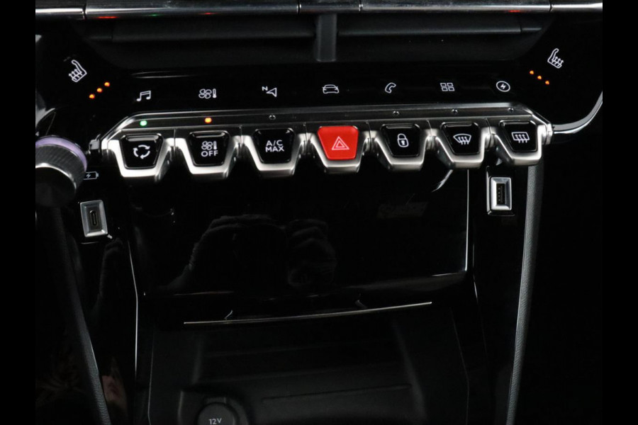 Peugeot e-2008 EV GT 50 kWh | Panoramadak | Stoelverwarming | Adaptive cruise | Leder/Alcantara | Carplay | 18'' | Camera | Navigatie | Dodehoek detectie