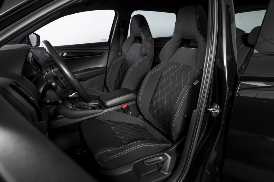 Škoda Karoq 1.5 TSI ACT 150 PK Sportline Business - Automaat | Elek. Trekhaak | Dig. Cockpit | Adapt. Cruise | PDC | Camera | NAV + App. Connect | ECC | DAB | LM 18" | 7979