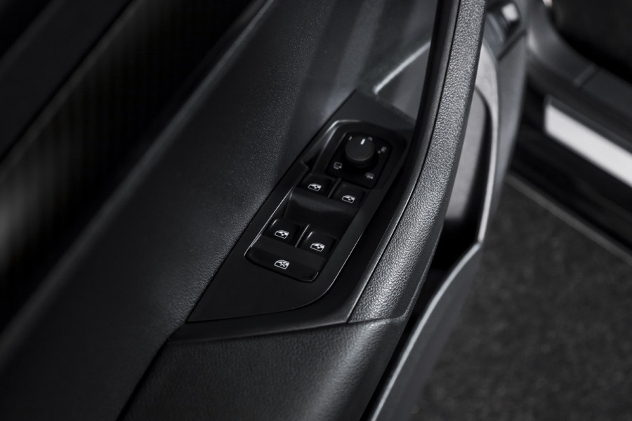 Škoda Karoq 1.5 TSI ACT 150 PK Sportline Business - Automaat | Elek. Trekhaak | Dig. Cockpit | Adapt. Cruise | PDC | Camera | NAV + App. Connect | ECC | DAB | LM 18" | 7979