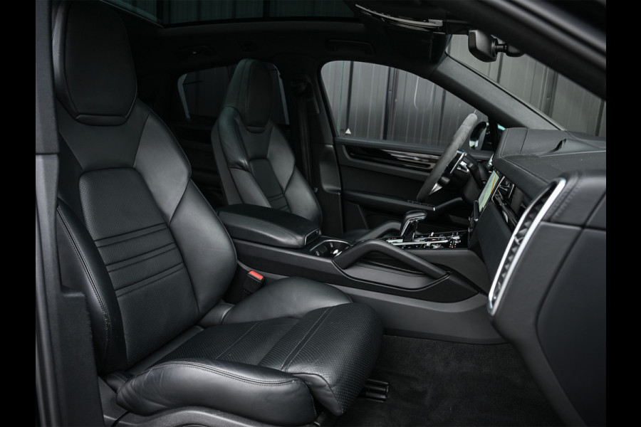 Porsche Cayenne Coupé 3.0 E-Hybrid · Sport chrono · NL-auto · Panoramadak · Bose sound · Keyless · 360 Camera · 4 Wheel steering · Adaptive cruise · M