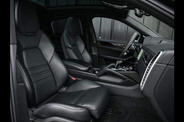 Porsche Cayenne Coupé 3.0 E-Hybrid · Sport chrono · NL-auto · Panoramadak · Bose sound · Keyless · 360 Camera · 4 Wheel steering · Adaptive cruise · M
