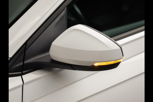 Volkswagen Polo 1.0 TSI Comfortline Sport (APPLE CARPLAY,GROOT NAVI,ADAPTIVE CRUISE,TREKHAAK,LED,SPORTSTOELEN,NETTE STAAT)