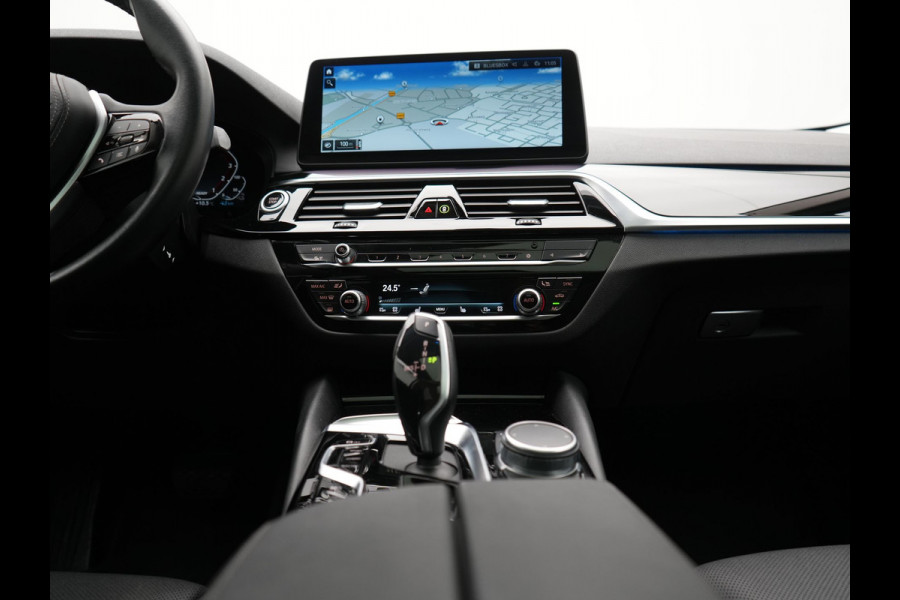 BMW 5 Serie Touring 530e Executive Plug In Hybrid 293pk Dealer O.H. PHEV | Panodak | 360 Camera | Lederen Sportstoelen Verwarmd | Sfeerverlichting | Apple Carplay | Navigatie | Virtual | DAB |