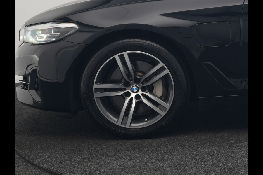 BMW 5 Serie Touring 530e Executive Plug In Hybrid 293pk Dealer O.H. PHEV | Panodak | 360 Camera | Lederen Sportstoelen Verwarmd | Sfeerverlichting | Apple Carplay | Navigatie | Virtual | DAB |