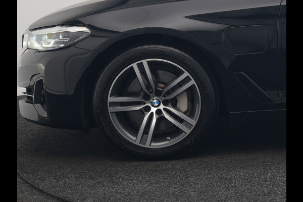 BMW 5 Serie Touring 530e Executive Plug In Hybrid 293pk Dealer O.H. PHEV | Panodak | 360 Camera | Lederen Sportstoelen Verwarmd | Sfeerverlichting | Apple Carplay | Navigatie | Virtual | DAB |