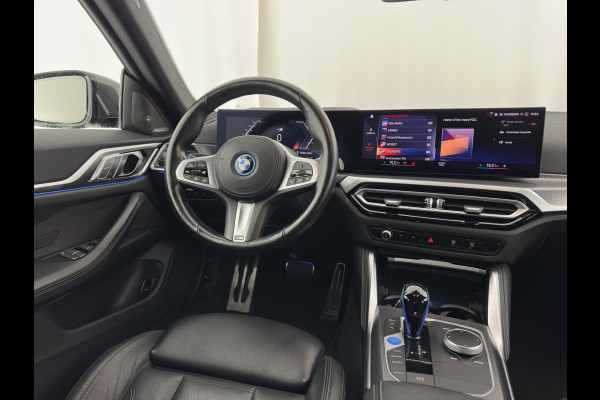 BMW i4 eDrive40 High Executive 84 kWh (3-Fase) [SOH-97%] (INCL-BTW) *AUT | HEAD UP | FULL-LED | HARMAN KARDON | ADAPTIVE-CRUISE | WIDE-SCREEN-DIGI-COCKPIT | DAB+ | CAMERA | AMBIENT-LIGHT | CARPLAY | LEATHER SPORT-SEATS |  | 19''ALU*