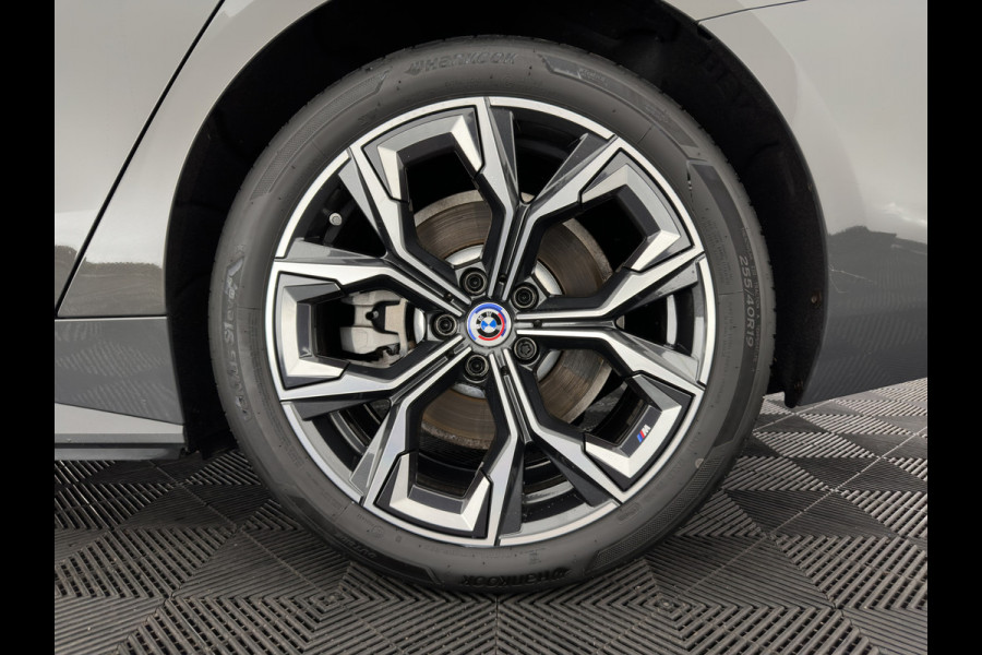 BMW i4 eDrive40 High Executive 84 kWh (3-Fase) [SOH-97%] (INCL-BTW) *AUT | HEAD UP | FULL-LED | HARMAN KARDON | ADAPTIVE-CRUISE | WIDE-SCREEN-DIGI-COCKPIT | DAB+ | CAMERA | AMBIENT-LIGHT | CARPLAY | LEATHER SPORT-SEATS |  | 19''ALU*