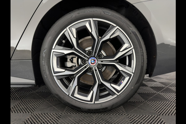 BMW i4 eDrive40 High Executive 84 kWh (3-Fase) [SOH-97%] (INCL-BTW) *AUT | HEAD UP | FULL-LED | HARMAN KARDON | ADAPTIVE-CRUISE | WIDE-SCREEN-DIGI-COCKPIT | DAB+ | CAMERA | AMBIENT-LIGHT | CARPLAY | LEATHER SPORT-SEATS |  | 19''ALU*