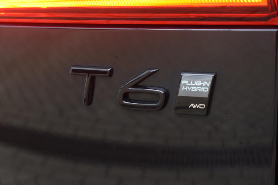 Volvo XC60 2.0 T6 Plug-in hybrid AWD Plus Black Edition Panoramadak | Adaptieve Cruise Control | Harman Kardon | Apple Carplay/Android Auto | Achterbank verwarmd