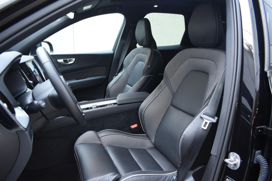 Volvo XC60 2.0 T6 Plug-in hybrid AWD Plus Black Edition Panoramadak | Adaptieve Cruise Control | Harman Kardon | Apple Carplay/Android Auto | Achterbank verwarmd