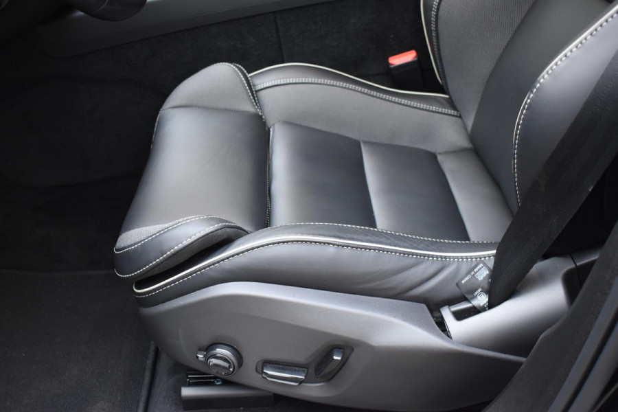 Volvo XC60 2.0 T6 Plug-in hybrid AWD Plus Black Edition Panoramadak | Adaptieve Cruise Control | Harman Kardon | Apple Carplay/Android Auto | Achterbank verwarmd