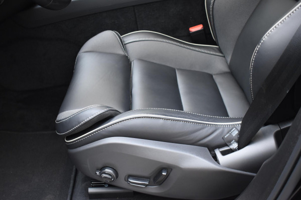 Volvo XC60 2.0 T6 Plug-in hybrid AWD Plus Black Edition Panoramadak | Adaptieve Cruise Control | Harman Kardon | Apple Carplay/Android Auto | Achterbank verwarmd
