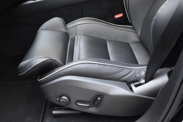 Volvo XC60 2.0 T6 Plug-in hybrid AWD Plus Black Edition Panoramadak | Adaptieve Cruise Control | Harman Kardon | Apple Carplay/Android Auto | Achterbank verwarmd