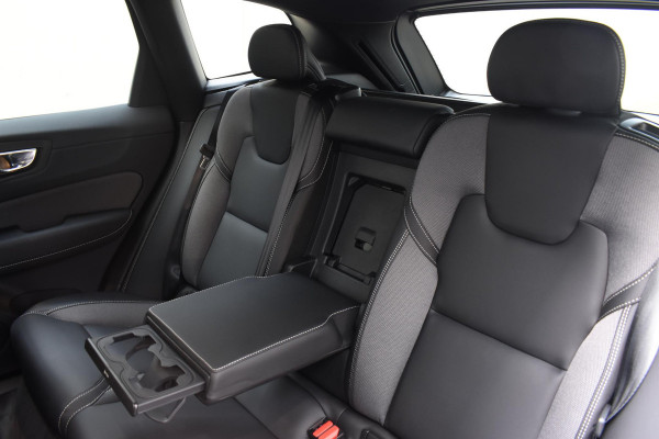 Volvo XC60 2.0 T6 Plug-in hybrid AWD Plus Black Edition Panoramadak | Adaptieve Cruise Control | Harman Kardon | Apple Carplay/Android Auto | Achterbank verwarmd