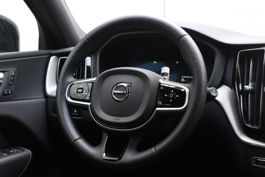 Volvo XC60 2.0 T6 Plug-in hybrid AWD Plus Black Edition Panoramadak | Adaptieve Cruise Control | Harman Kardon | Apple Carplay/Android Auto | Achterbank verwarmd
