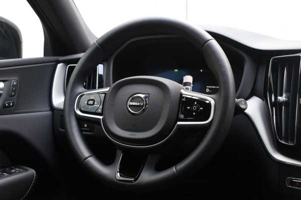 Volvo XC60 2.0 T6 Plug-in hybrid AWD Plus Black Edition Panoramadak | Adaptieve Cruise Control | Harman Kardon | Apple Carplay/Android Auto | Achterbank verwarmd