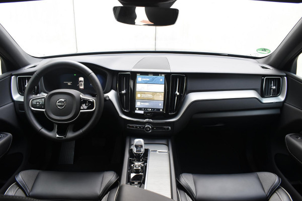 Volvo XC60 2.0 T6 Plug-in hybrid AWD Plus Black Edition Panoramadak | Adaptieve Cruise Control | Harman Kardon | Apple Carplay/Android Auto | Achterbank verwarmd