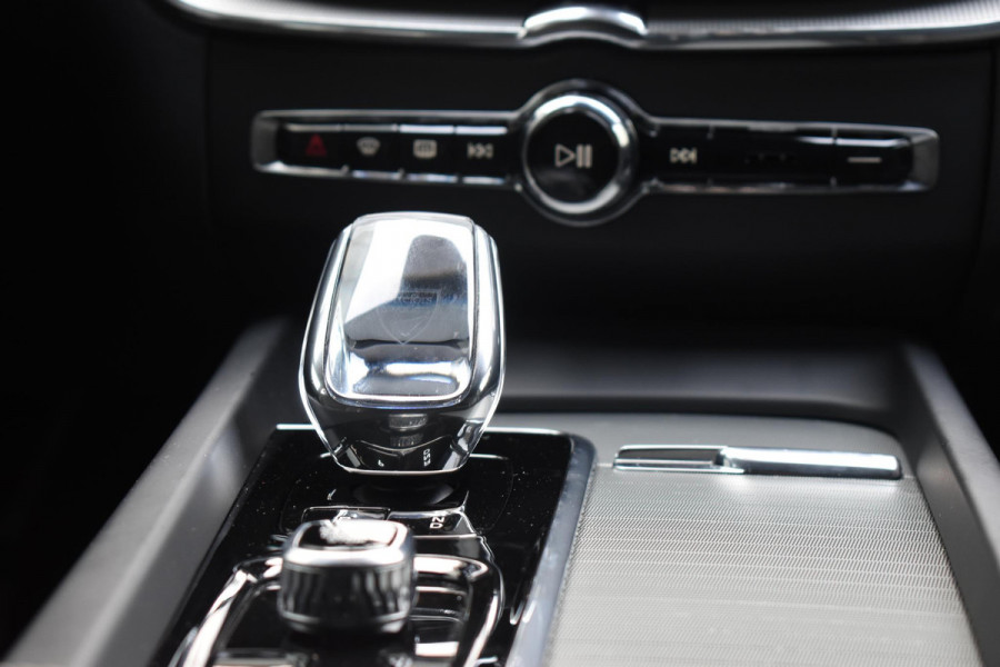 Volvo XC60 2.0 T6 Plug-in hybrid AWD Plus Black Edition Panoramadak | Adaptieve Cruise Control | Harman Kardon | Apple Carplay/Android Auto | Achterbank verwarmd