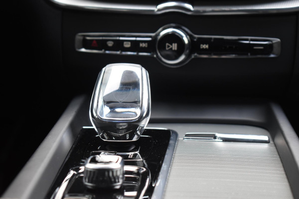 Volvo XC60 2.0 T6 Plug-in hybrid AWD Plus Black Edition Panoramadak | Adaptieve Cruise Control | Harman Kardon | Apple Carplay/Android Auto | Achterbank verwarmd