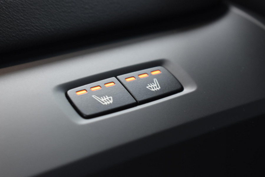 Volvo XC60 2.0 T6 Plug-in hybrid AWD Plus Black Edition Panoramadak | Adaptieve Cruise Control | Harman Kardon | Apple Carplay/Android Auto | Achterbank verwarmd