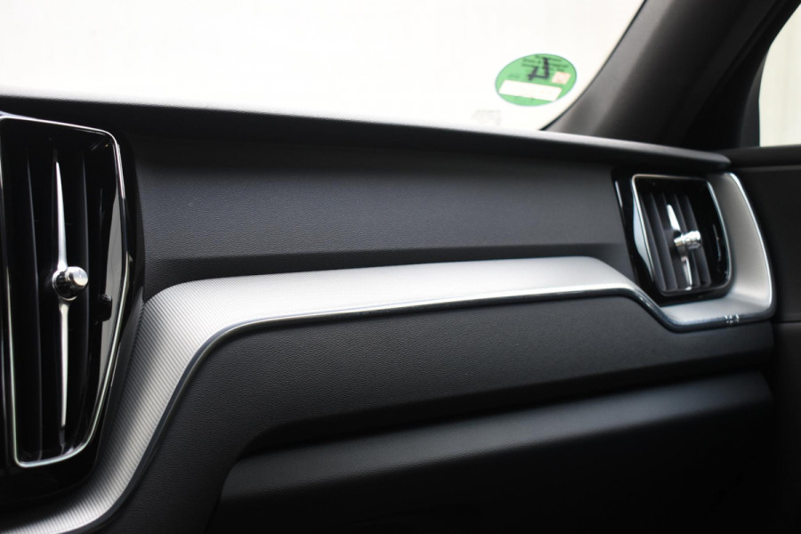 Volvo XC60 2.0 T6 Plug-in hybrid AWD Plus Black Edition Panoramadak | Adaptieve Cruise Control | Harman Kardon | Apple Carplay/Android Auto | Achterbank verwarmd