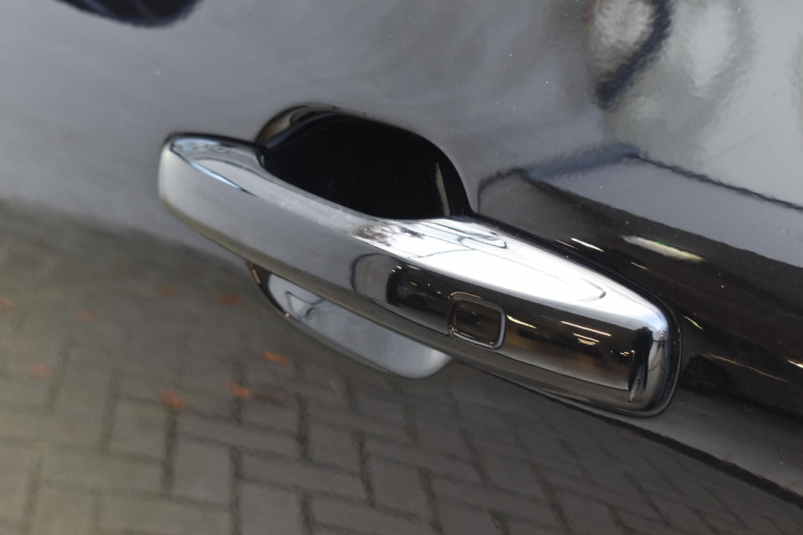 Volvo XC60 2.0 T6 Plug-in hybrid AWD Plus Black Edition Panoramadak | Adaptieve Cruise Control | Harman Kardon | Apple Carplay/Android Auto | Achterbank verwarmd
