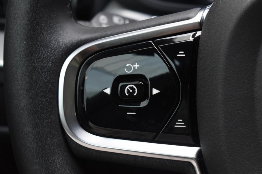 Volvo XC60 2.0 T6 Plug-in hybrid AWD Plus Black Edition Panoramadak | Adaptieve Cruise Control | Harman Kardon | Apple Carplay/Android Auto | Achterbank verwarmd