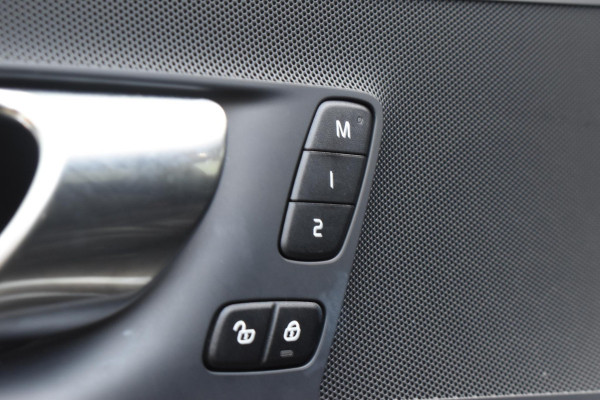 Volvo XC60 2.0 T6 Plug-in hybrid AWD Plus Black Edition Panoramadak | Adaptieve Cruise Control | Harman Kardon | Apple Carplay/Android Auto | Achterbank verwarmd