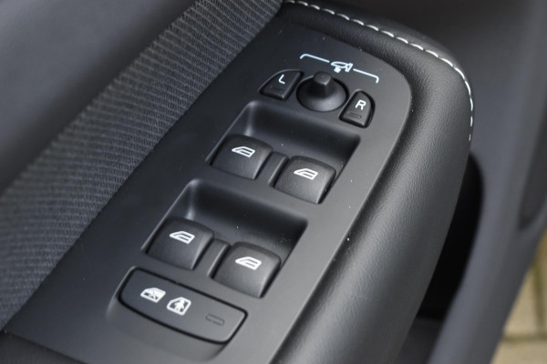 Volvo XC60 2.0 T6 Plug-in hybrid AWD Plus Black Edition Panoramadak | Adaptieve Cruise Control | Harman Kardon | Apple Carplay/Android Auto | Achterbank verwarmd