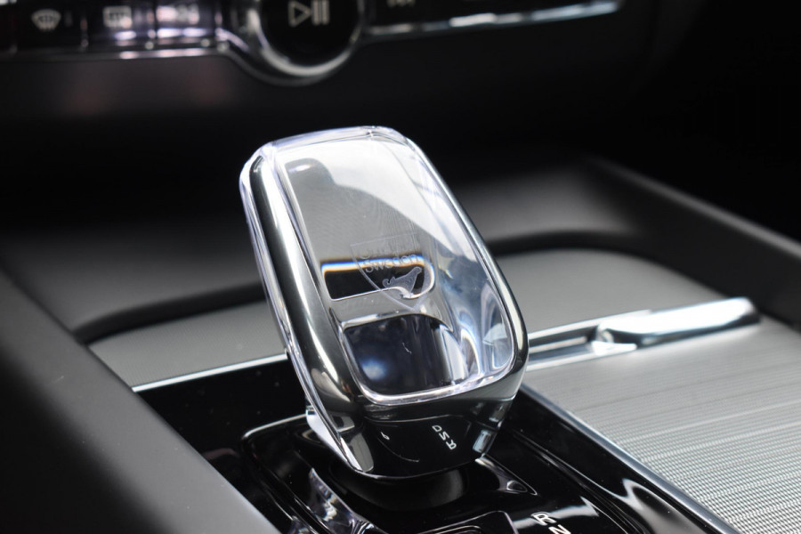 Volvo XC60 2.0 T6 Plug-in hybrid AWD Plus Black Edition Panoramadak | Adaptieve Cruise Control | Harman Kardon | Apple Carplay/Android Auto | Achterbank verwarmd