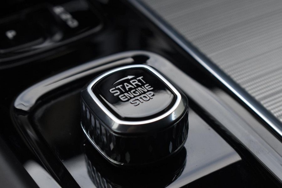 Volvo XC60 2.0 T6 Plug-in hybrid AWD Plus Black Edition Panoramadak | Adaptieve Cruise Control | Harman Kardon | Apple Carplay/Android Auto | Achterbank verwarmd