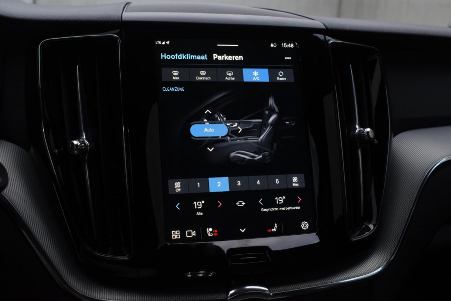 Volvo XC60 2.0 T6 Plug-in hybrid AWD Plus Black Edition Panoramadak | Adaptieve Cruise Control | Harman Kardon | Apple Carplay/Android Auto | Achterbank verwarmd