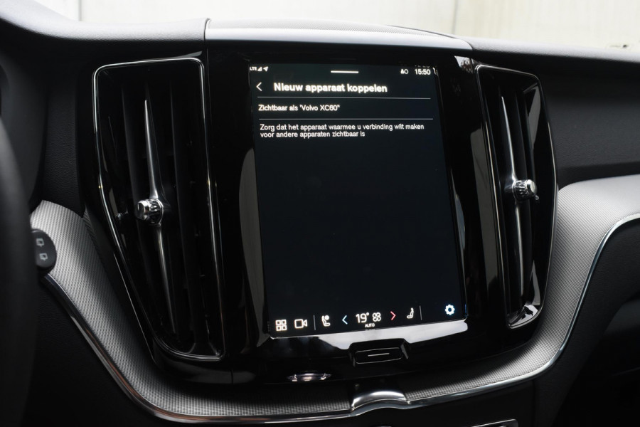 Volvo XC60 2.0 T6 Plug-in hybrid AWD Plus Black Edition Panoramadak | Adaptieve Cruise Control | Harman Kardon | Apple Carplay/Android Auto | Achterbank verwarmd