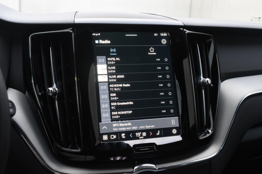 Volvo XC60 2.0 T6 Plug-in hybrid AWD Plus Black Edition Panoramadak | Adaptieve Cruise Control | Harman Kardon | Apple Carplay/Android Auto | Achterbank verwarmd